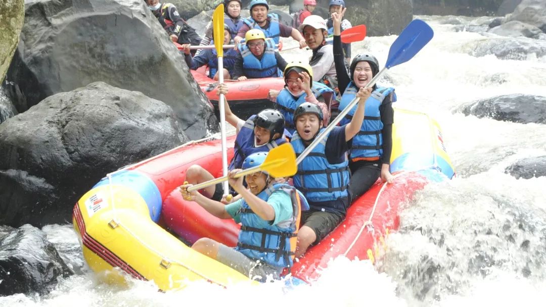 Rafting Seru di Kawah Putih Ciwidey